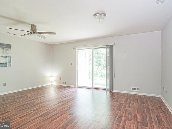 5th image of 93 Claire Ct