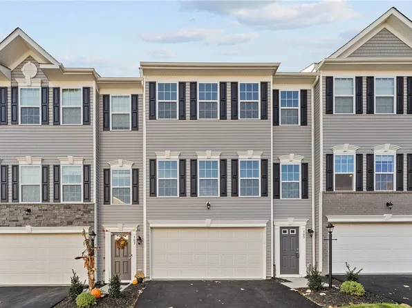 705 Ravenshire Ct, Coraopolis, PA 15108