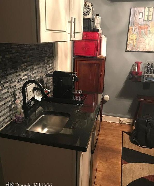 2nd image of 325 W 45th St #406A
