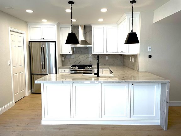 Kitchen w/stool seating