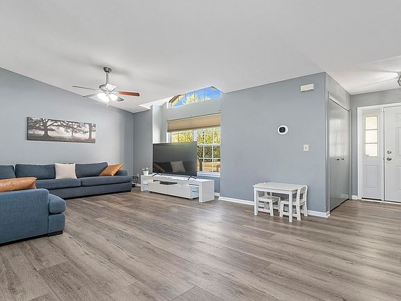 2nd image of 3133 Holiday Dr