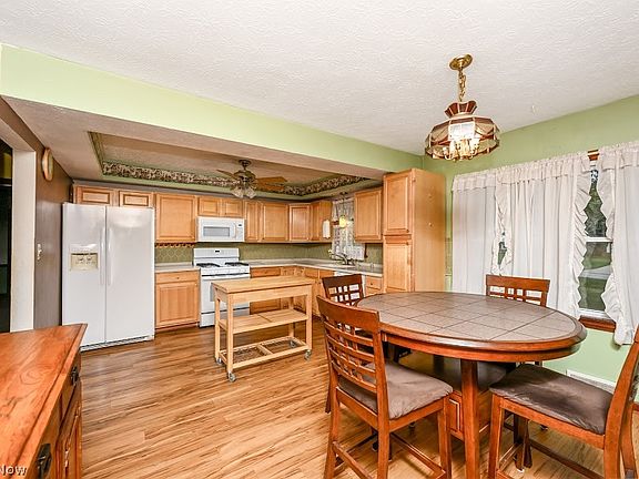 3rd image of 490 Bonshire Rd