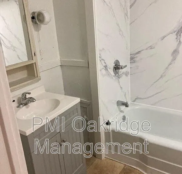 906 1/2 Race Dr — Photo 14