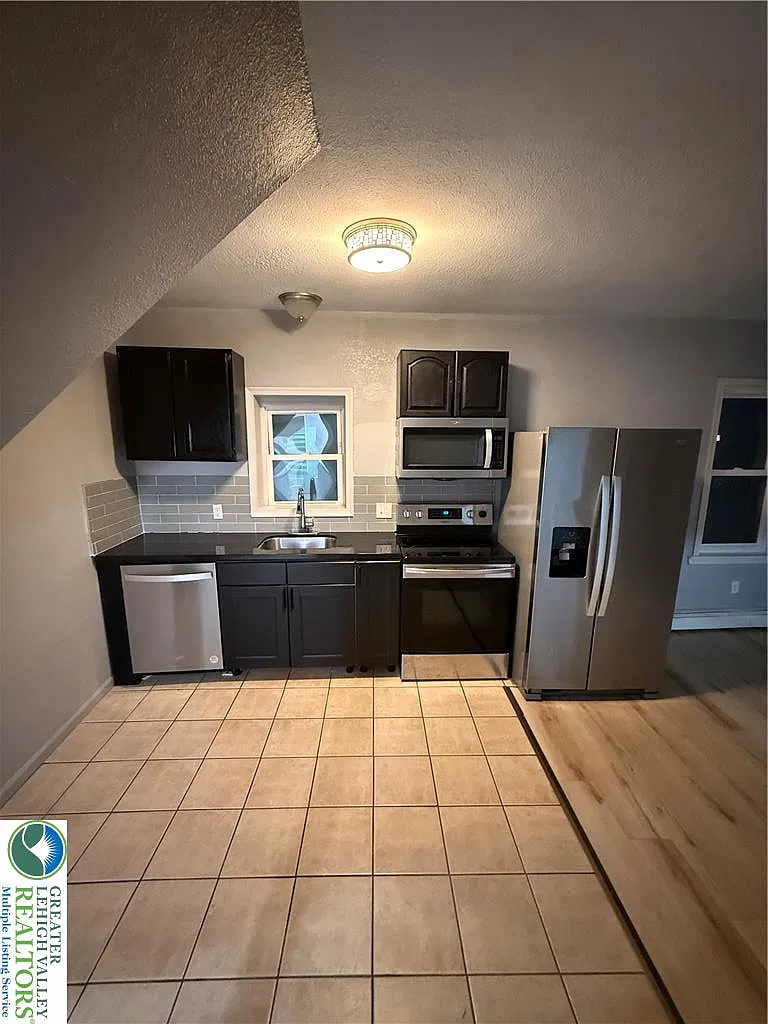2 bed, 1.0 bath, 900 sqft, $1,550 — Photo 3