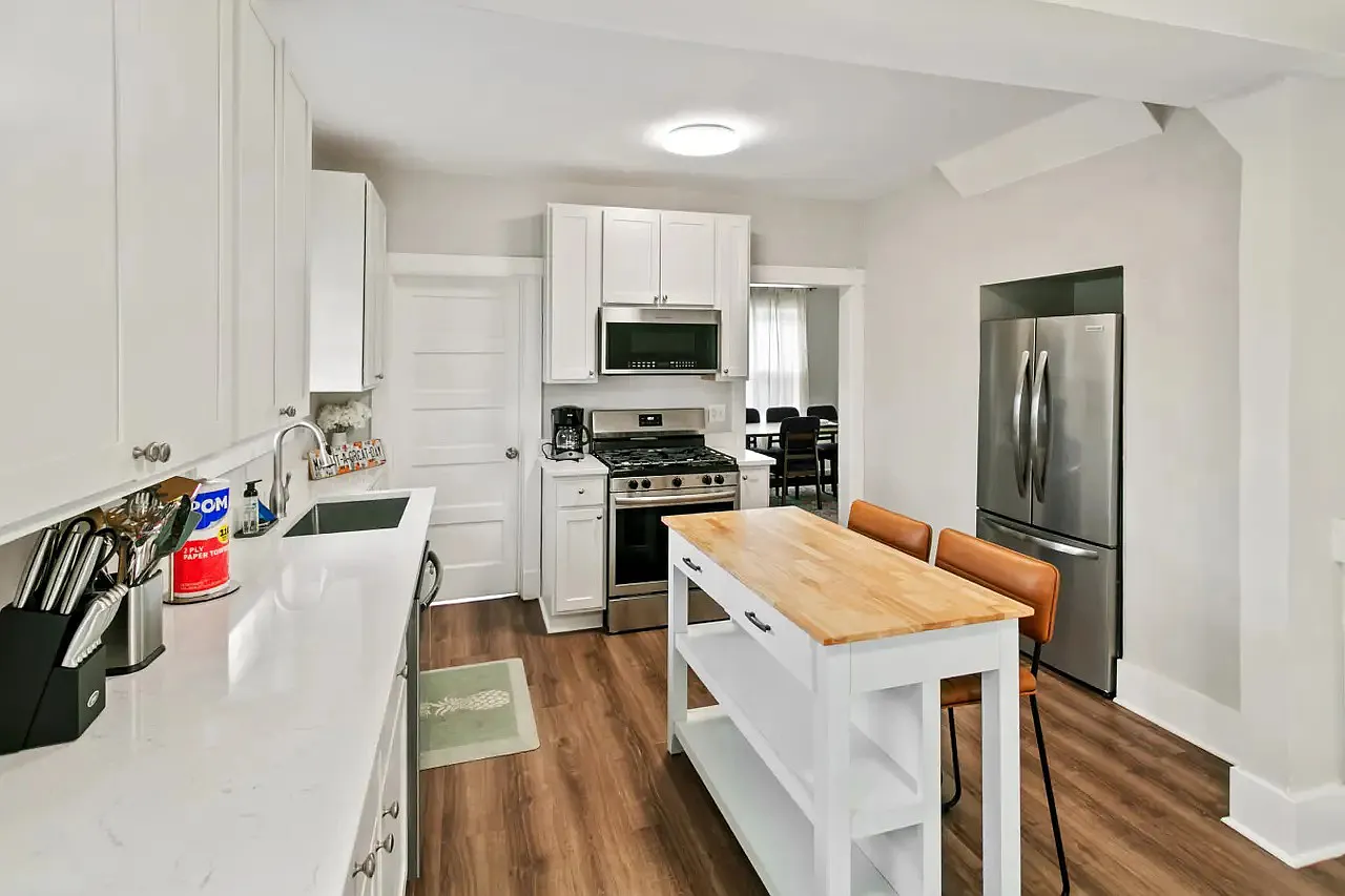 3 bed, 1.5 bath, 1354 sqft, $5,000 — Photo 3