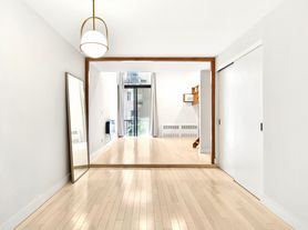 215 E 24th St