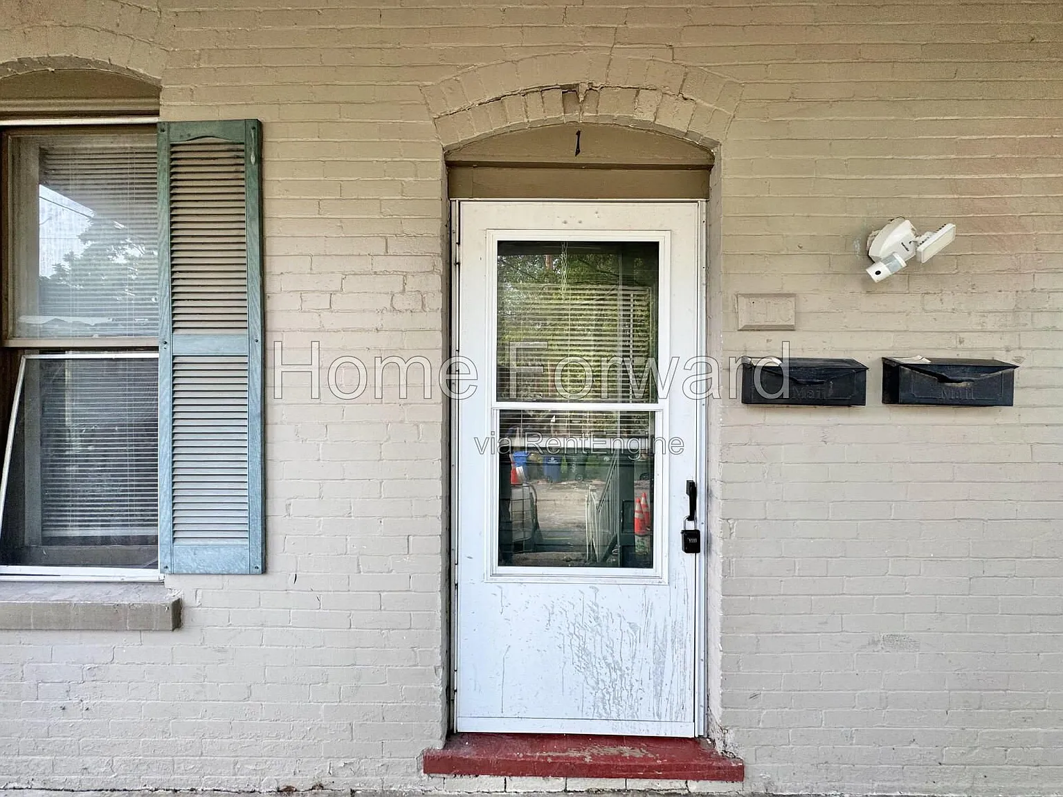 5 bed, 2.0 bath, 1920 sqft, $3,375 — Photo 2