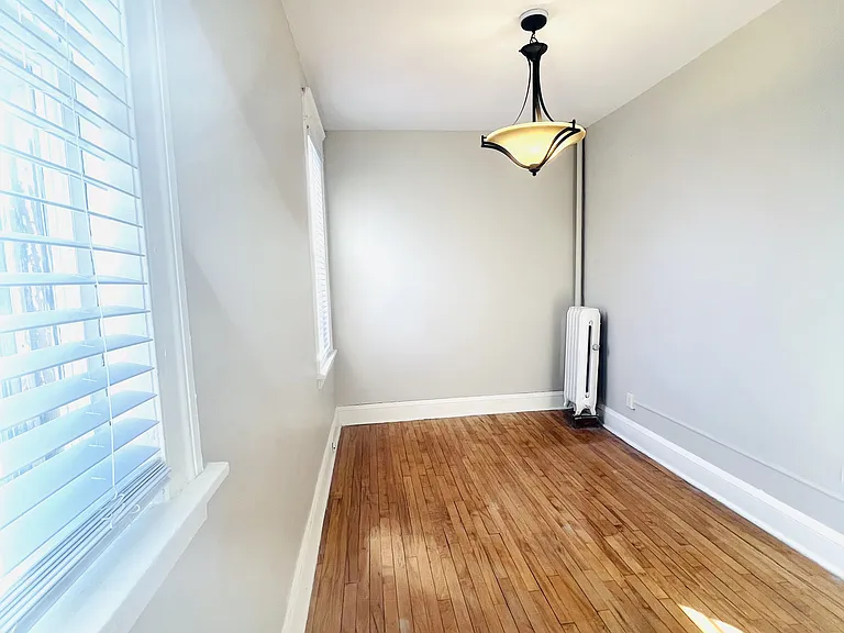 33 Avon St S — Photo 14