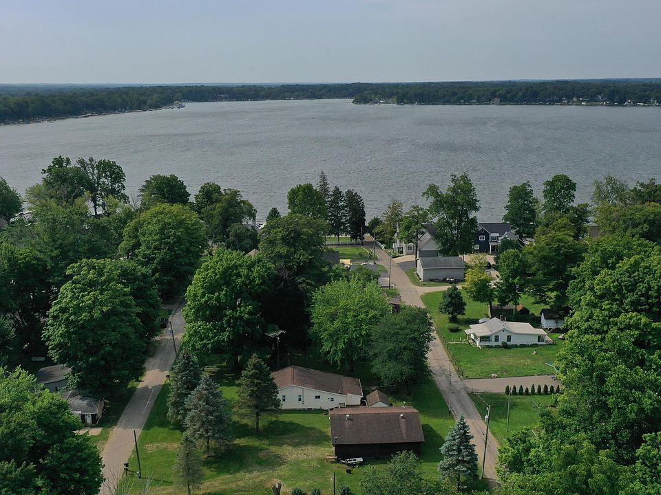 55564 Beechwood Ave, Dowagiac, MI 49047 Zillow