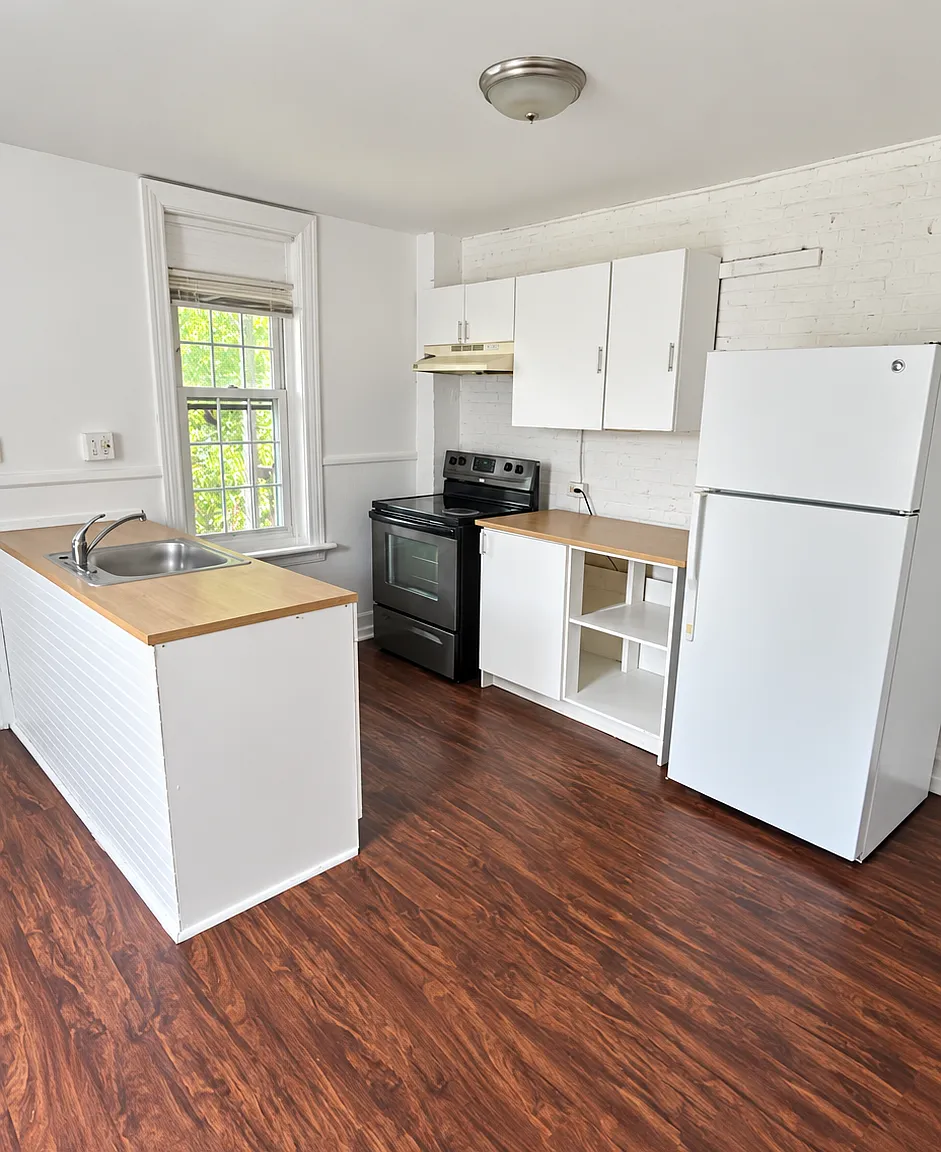 4 bed, $1,400 — Photo 1