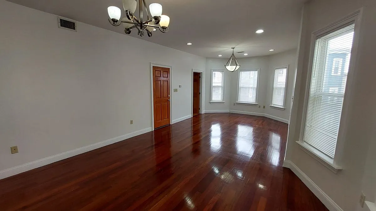 3 bed, 1.0 bath, 1024 sqft, $3,100 — Photo 2