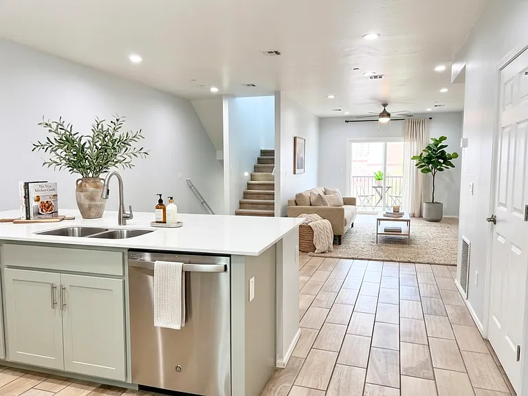 3434 N Longview Ave #4 — Photo 3