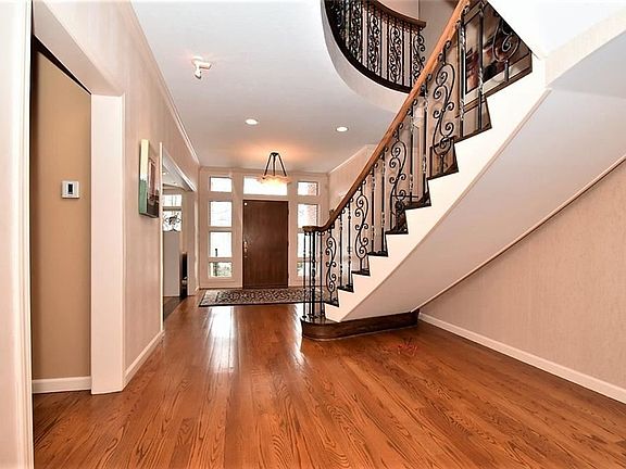 3rd image of 24225 Woodside Ln