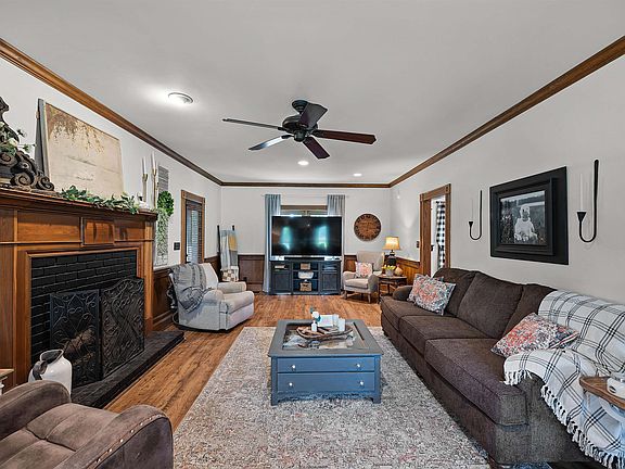 3rd image of 15 Hunter Hill Dr
