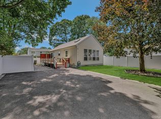 8 Holbrook St, Bay Shore, NY 11706