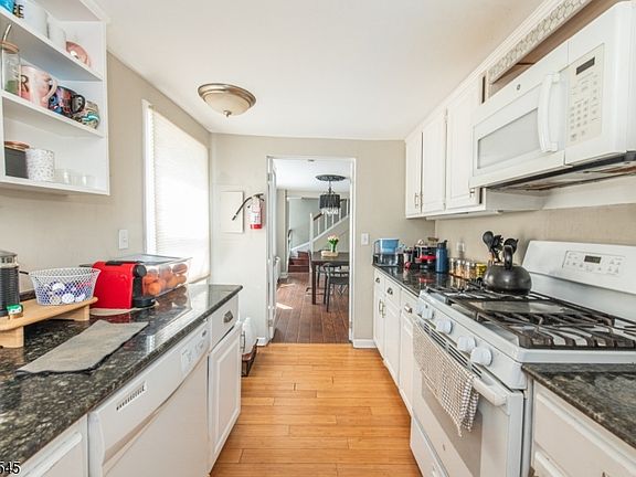 4th image of 39 Midland Ave Floor 2