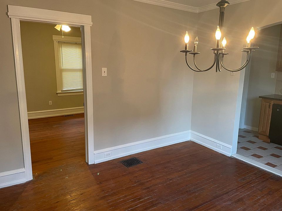 Eat in kitchen/ Dining room