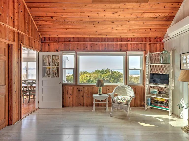21 E Beach Dr — Photo 10