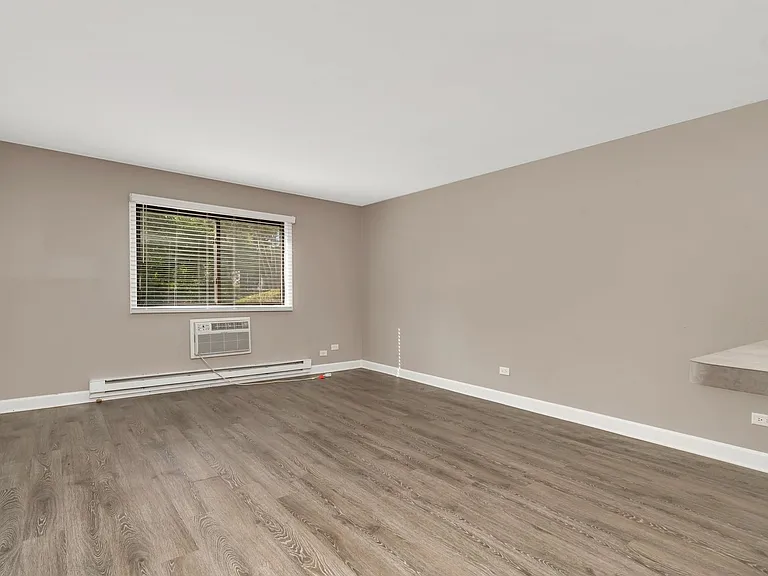 Lakeside Village Apartments — Photo 21