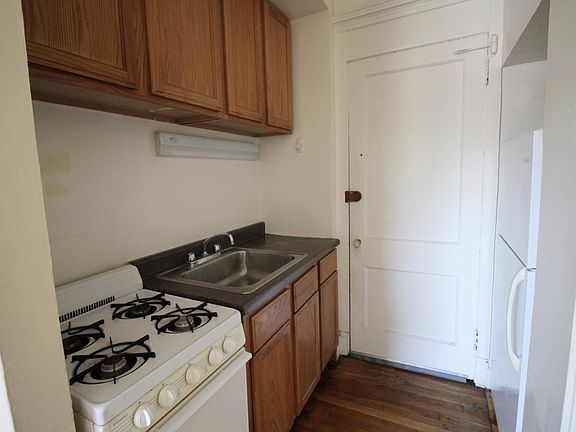 3rd image of 834 Sherman Ave