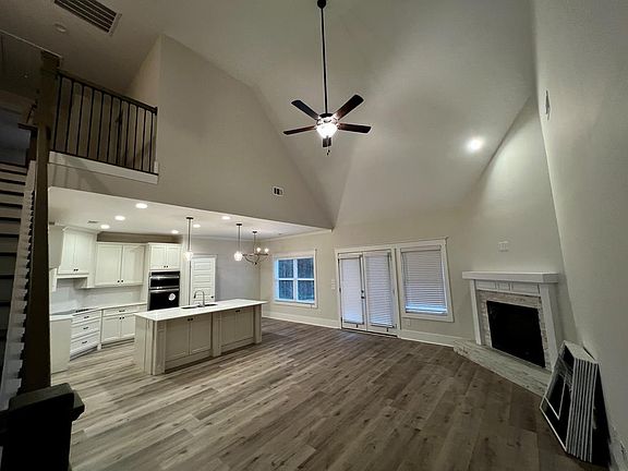 3rd image of 178 Woodstream Dr