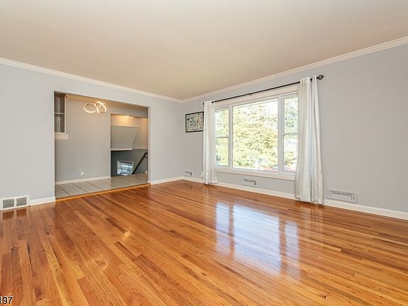 3rd image of 27 Viewpoint Rd