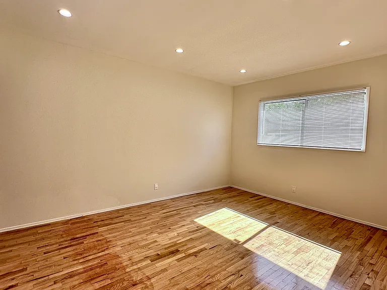 8604 Saloma Ave — Photo 10