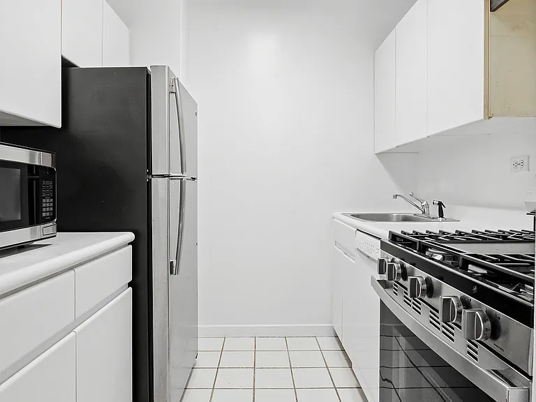 145 E 48th St #5G — Photo 2