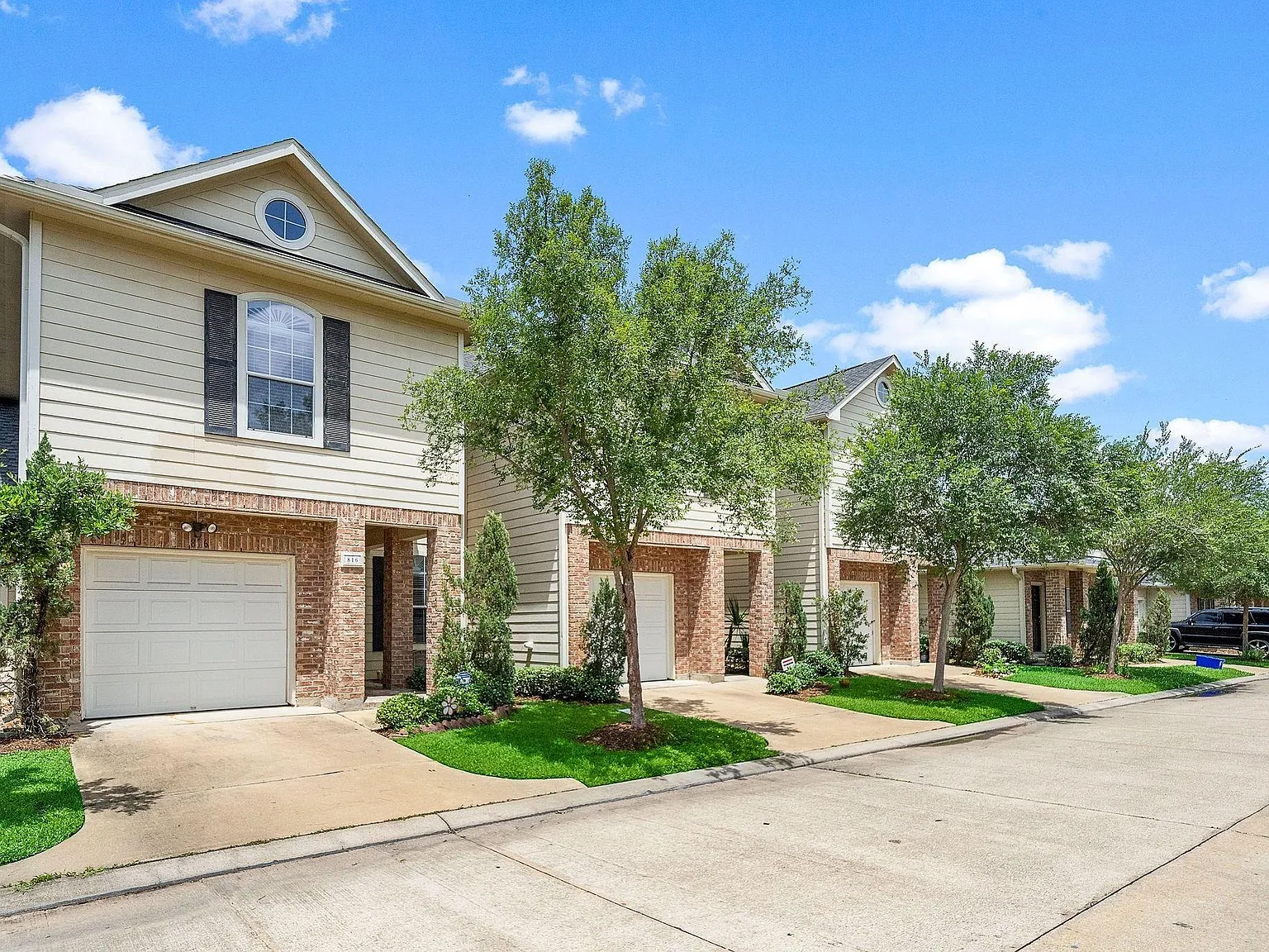 2 bed, 2.5 bath, 1160 sqft, $2,100 — Photo 2