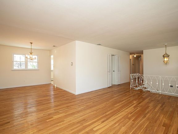 2nd image of 12 High Elms Ln