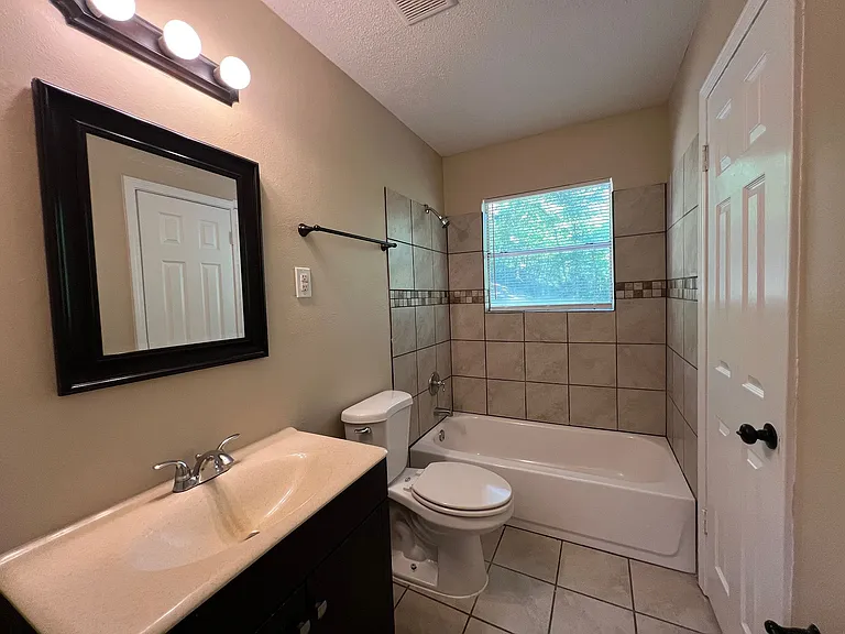 724 Blackstone Ln — Photo 14