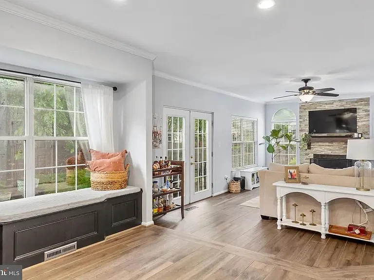 9 Westhampton Ct — Photo 3