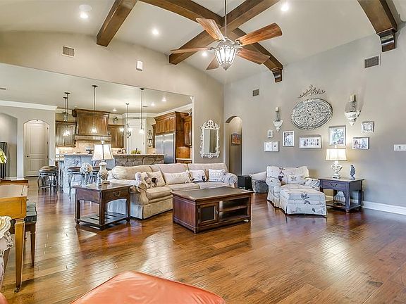 2nd image of 211 Glenhollow