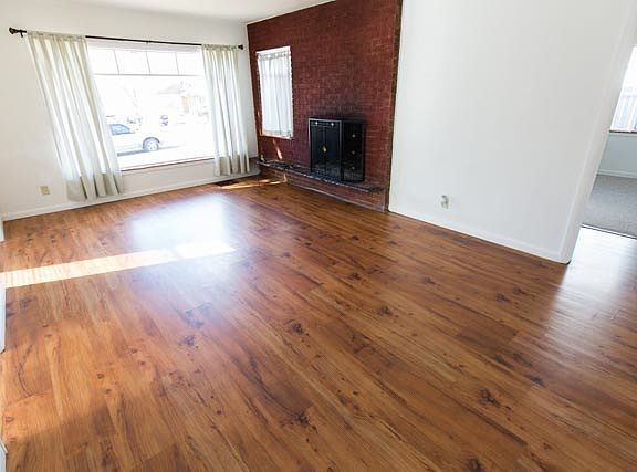 Living room w/fireplace