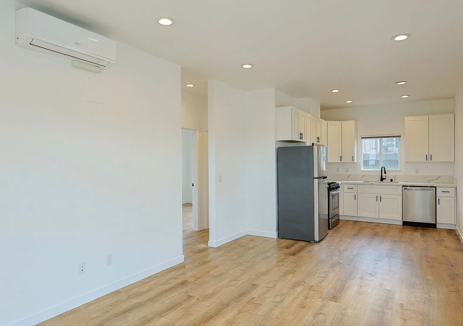 Thomson Ct. 6737-43 — Photo 1
