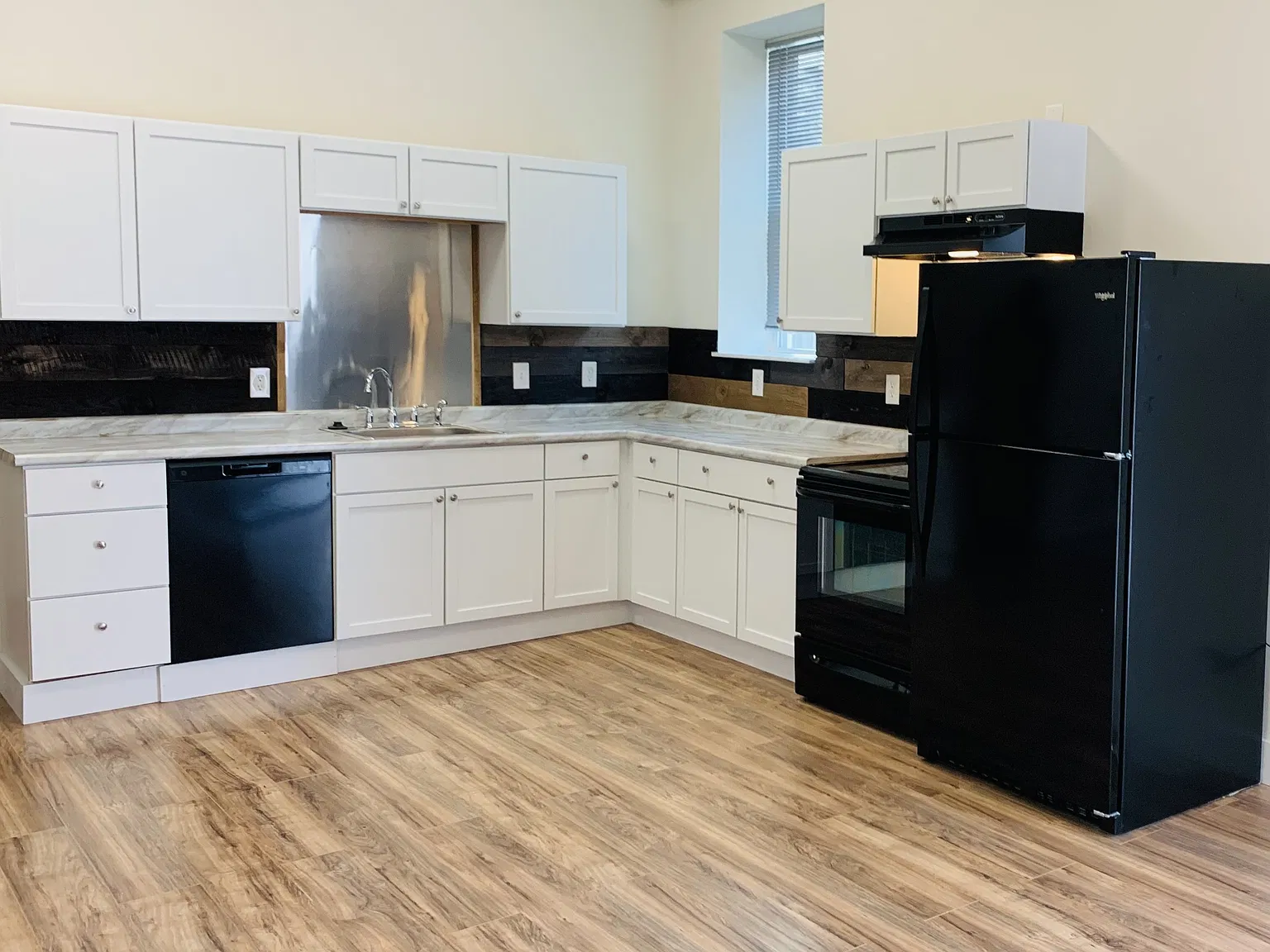 3 bed, 1400 sqft, $1,100 — Photo 1