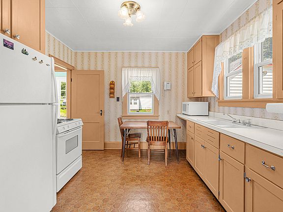 5th image of 457 W John St