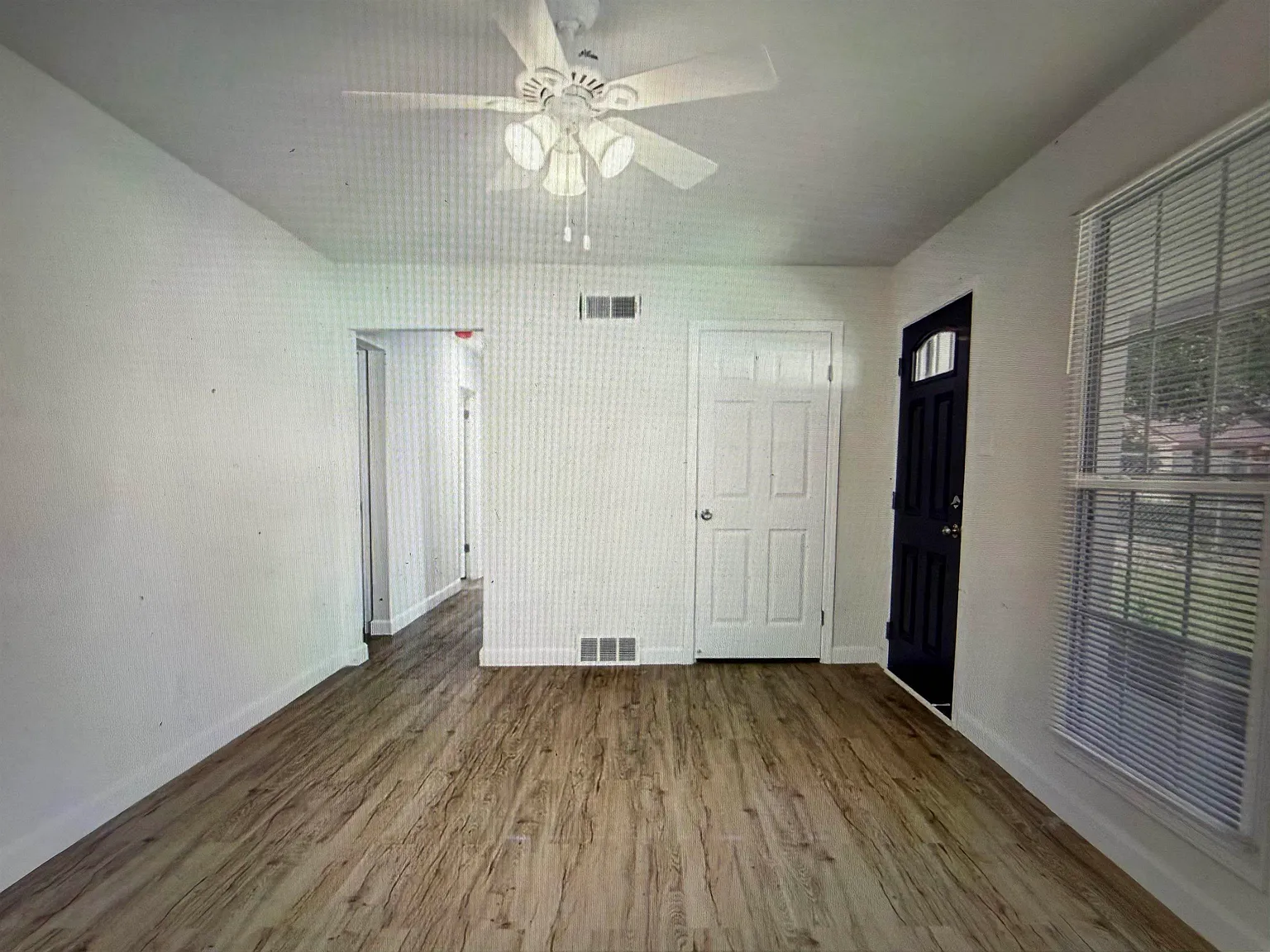 4 bed, 1.0 bath, 1102 sqft, $1,660 — Photo 3