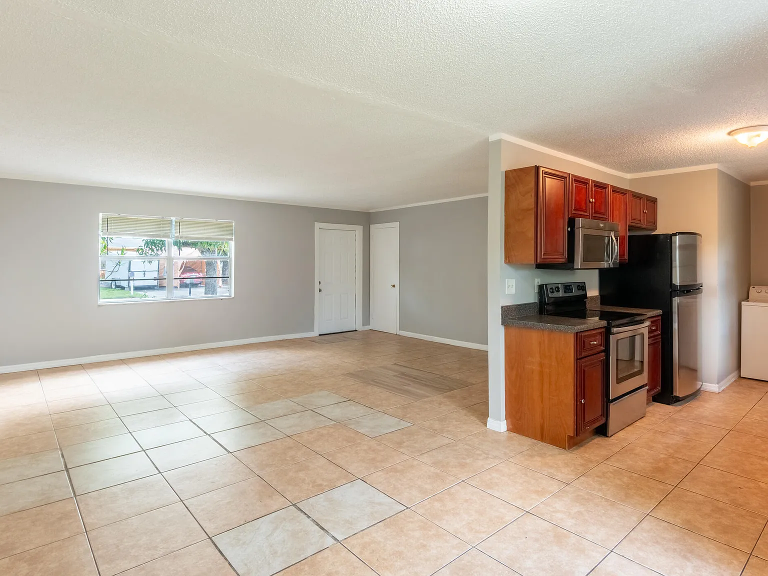 3 bed, 1.0 bath, 1296 sqft, $2,500 — Photo 1
