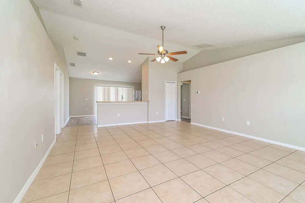 3 bed, 2.0 bath, 1435 sqft, $2,045 — Photo 3