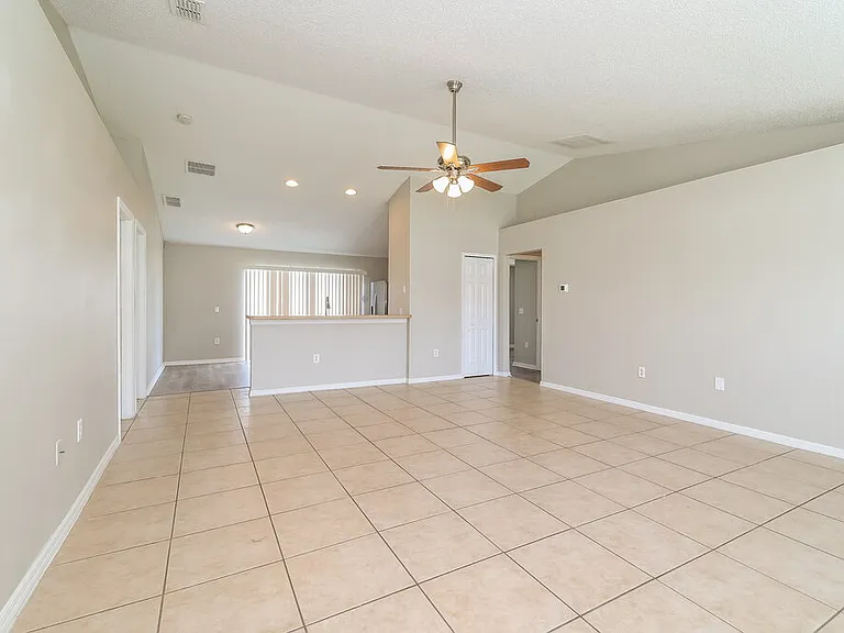 1140 Chesterfield Ct — Photo 3