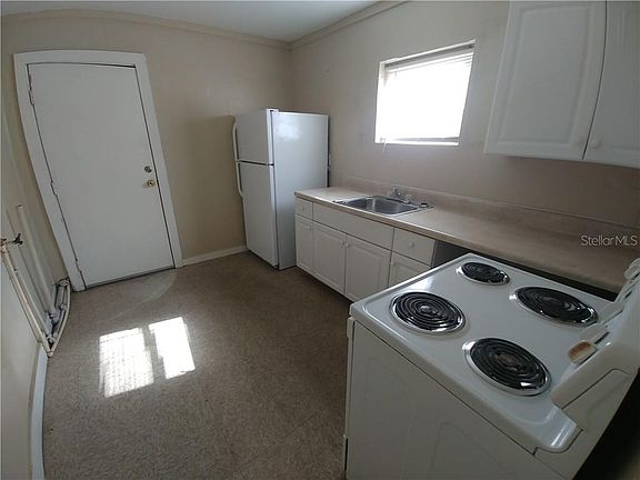 5th image of 715 W 10th St