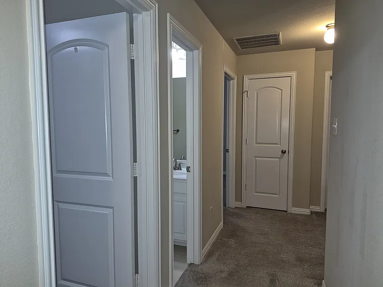 504 Eastland Dr — Photo 19