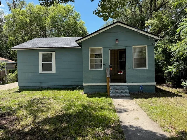 8032 Lexington Dr