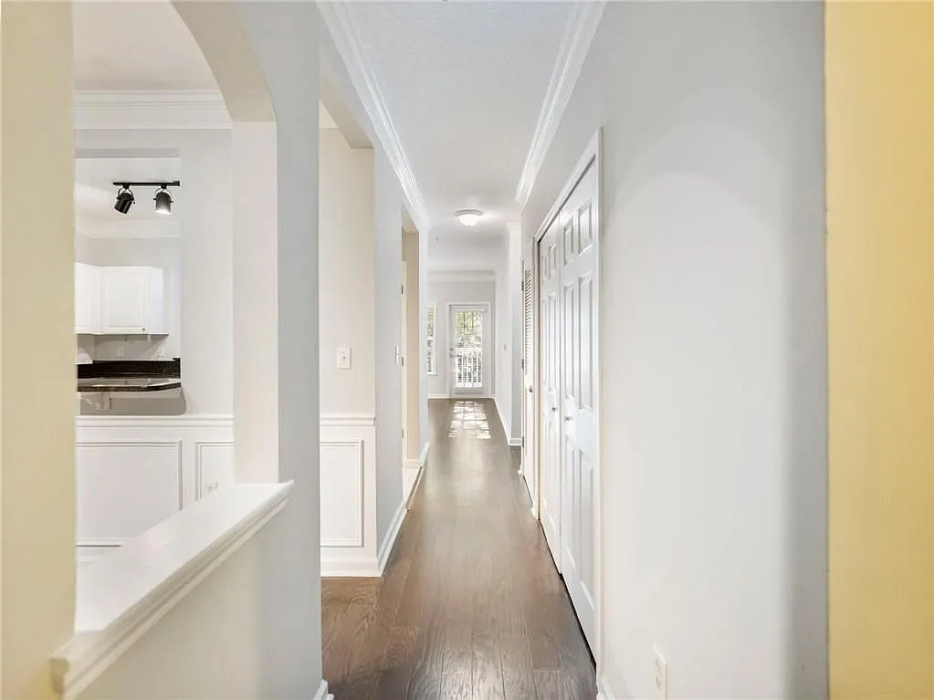 3 bed, 2.0 bath, 1546 sqft, $2,400 — Photo 4