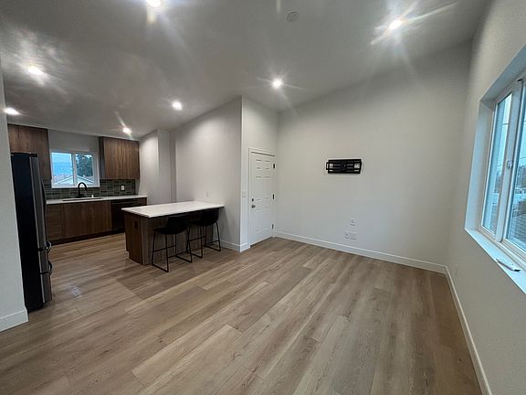 5th image of 3924 W Longfellow Ave Unit B