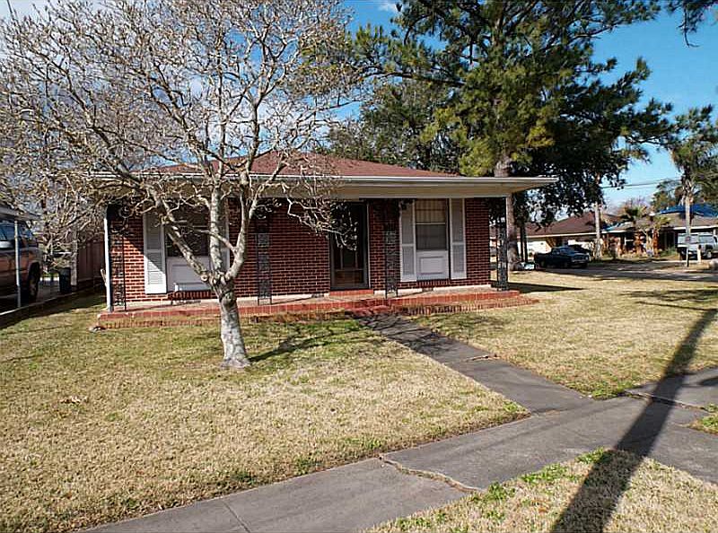 1st image of 904 N Woodlawn Ave