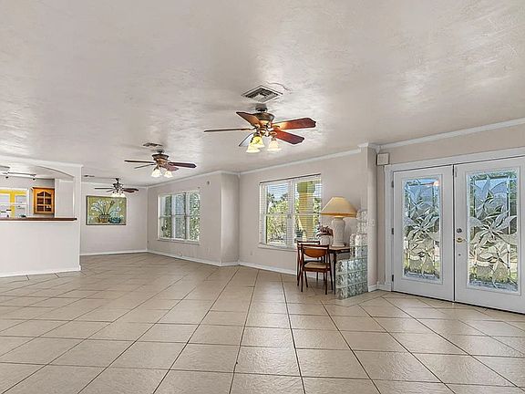 3rd image of 863 Riverside Dr