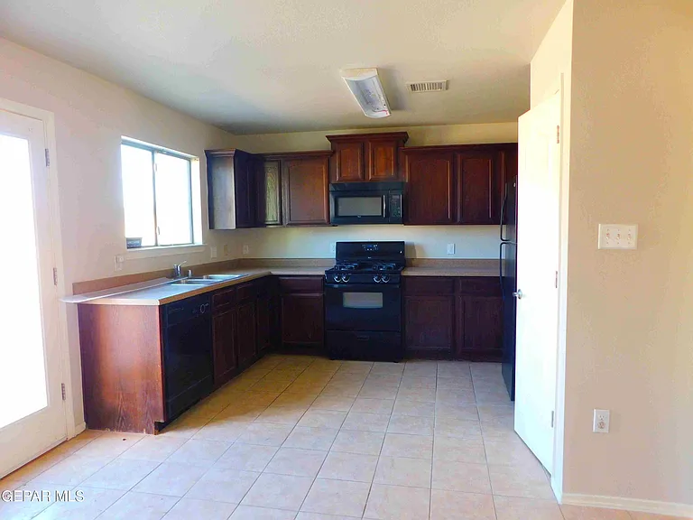 2508 Sparrow Point St — Photo 8