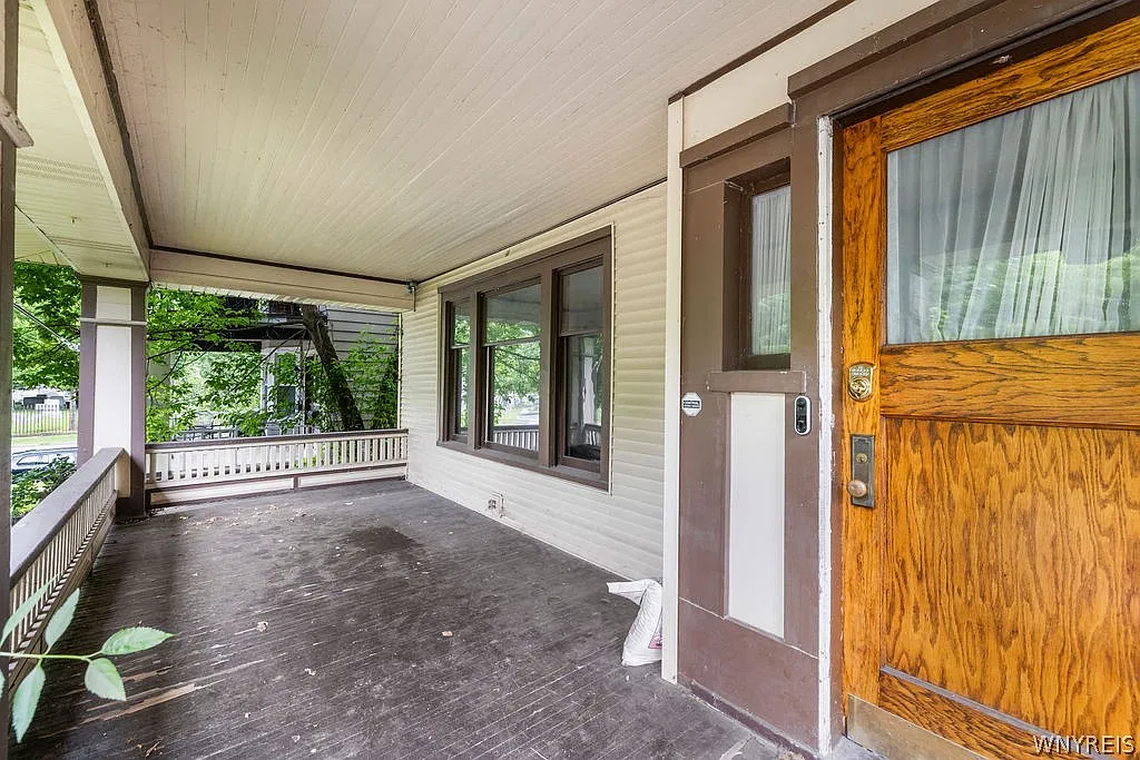 3 bed, 1.0 bath, 2652 sqft, $1,600 — Photo 2